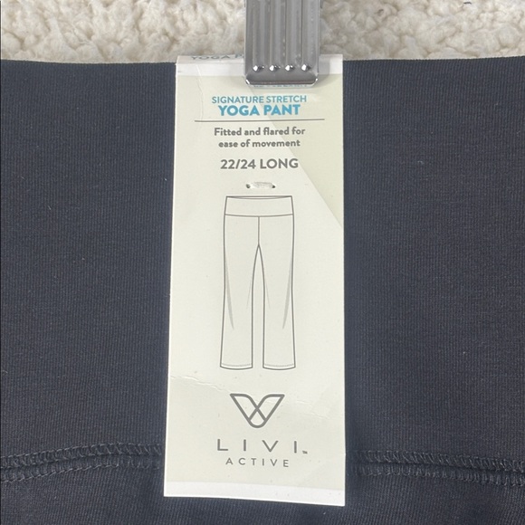 NWT Livi Active Women Black Signature Stretch Fitted And Flare Yoga Pants 22/24L - Picture 11 of 13